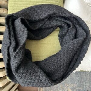 Aritzia Talula Babaton Circle Scarf